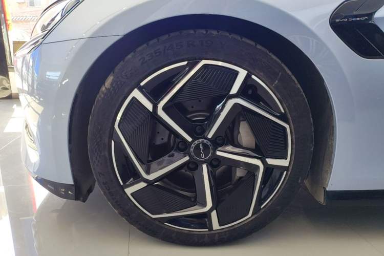 Used BYD Seal 2023 Champion Edition 700km Performance Version Left Front Wheel Hub