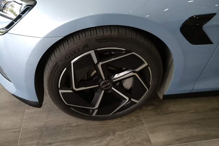 Used BYD Seal 2023 Champion Edition 700km Performance Version Left Front Wheel Hub