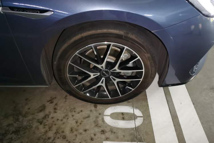 Used BYD Seal 2023 DM-i 1.5L 121km Prestige Model Right Front Wheel Hub