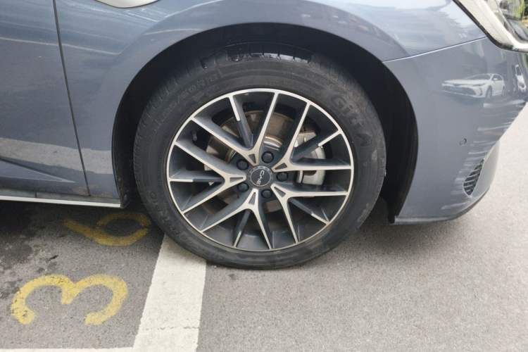 Used BYD Seal 2023 DM-i 1.5T 121km Flagship Model Right Front Wheel Hub