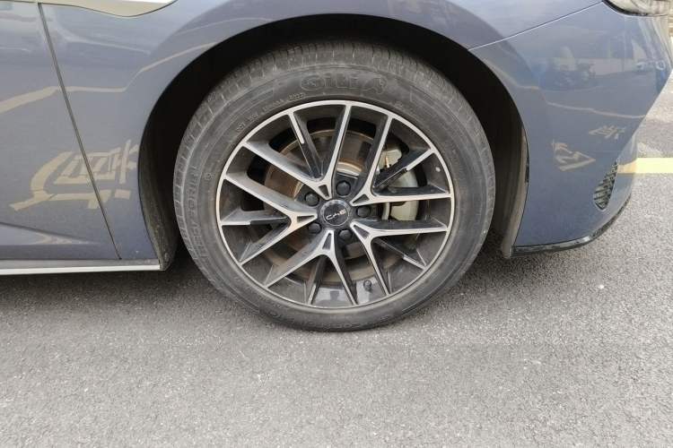 Used BYD Seal 2023 DM-i 1.5L 121km Prestige Model Right Front Wheel Hub