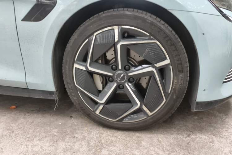 Used BYD Seal 2023 Champion Edition 700km Performance Version Right Front Wheel Hub