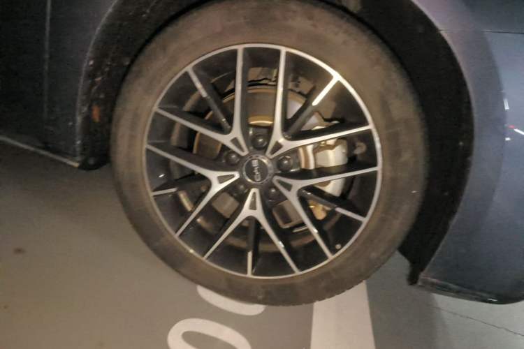 Used BYD Seal 2023 DM-i 1.5T 121km Flagship Model Right Front Wheel Hub