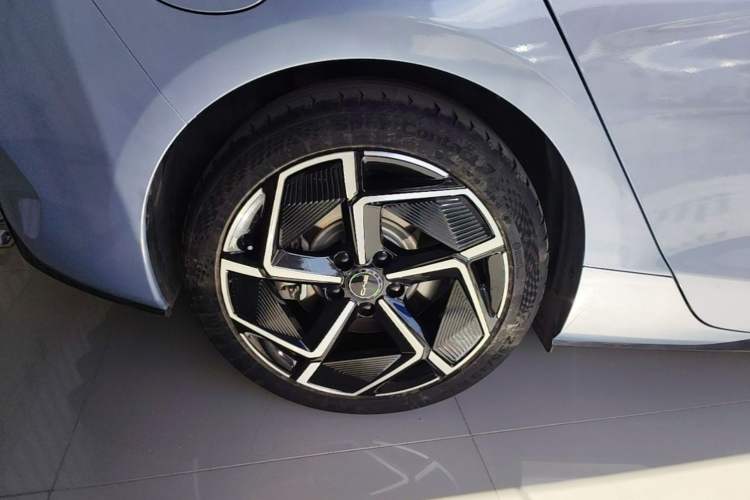Used BYD Seal 2023 Champion Edition 700km Performance Version Right Rear Wheel Hub