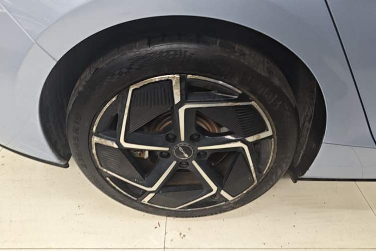 Used BYD Seal 2023 Champion Edition 700km Performance Version Right Rear Wheel Hub