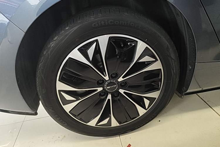 Used BYD Seal 2023 Champion Edition 700km Deluxe Model Right Rear Wheel Hub