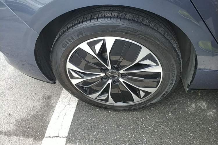 Used BYD Seal 2023 Champion Edition 700km Deluxe Model Right Rear Wheel Hub