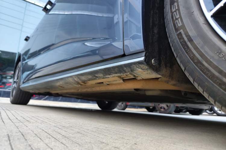 Used BYD Seal 2023 DM-i 1.5T 121km Flagship Model Right Side Sill