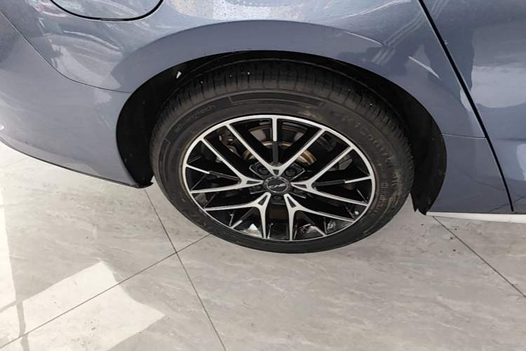 Used BYD Seal 2023 DM-i 1.5T 121km Prestige Model Exterior 5