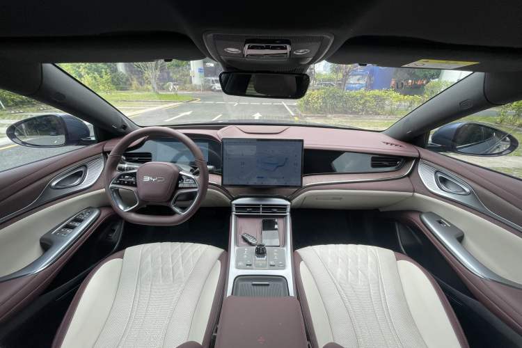 Used BYD Seal 2023 DM-i 1.5T 121km Flagship Model Interior 4