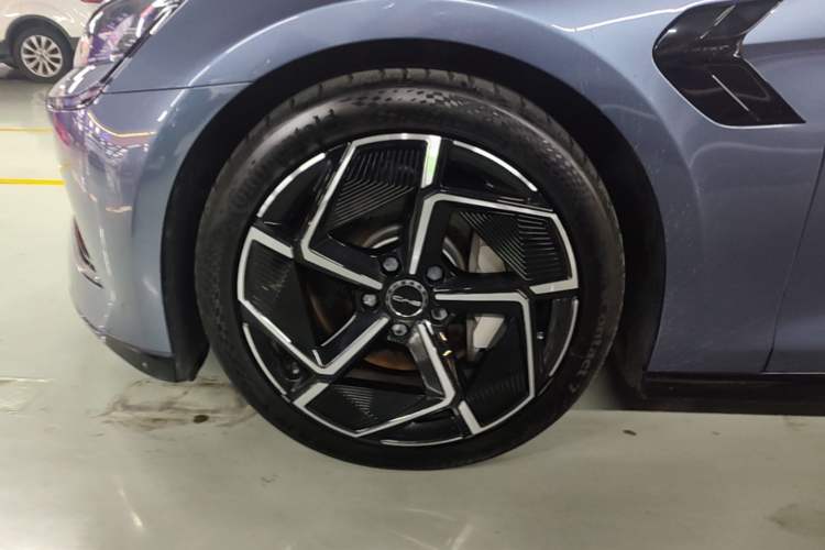 Used BYD Seal 2023 Champion Edition 700km Performance Version Left Front Wheel Hub