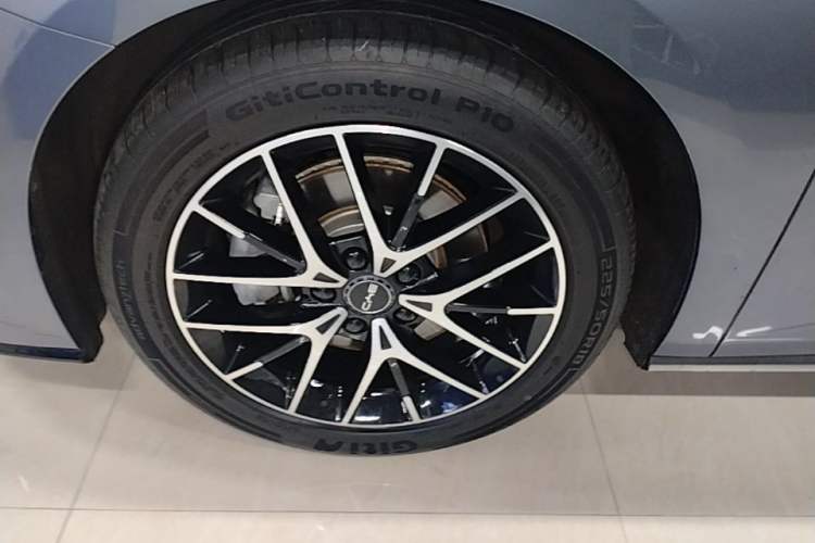 Used BYD Seal 2023 DM-i 1.5L 121km Luxury Model Left Front Wheel Hub