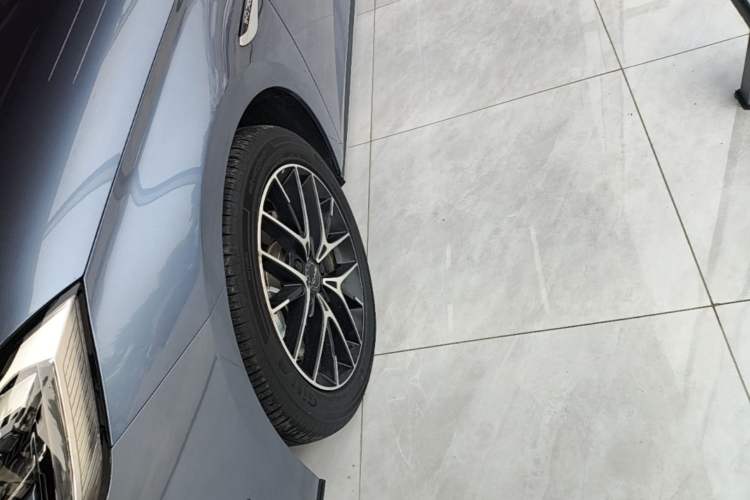 Used BYD Seal 2023 DM-i 1.5T 121km Flagship Model Left Front Wheel Hub