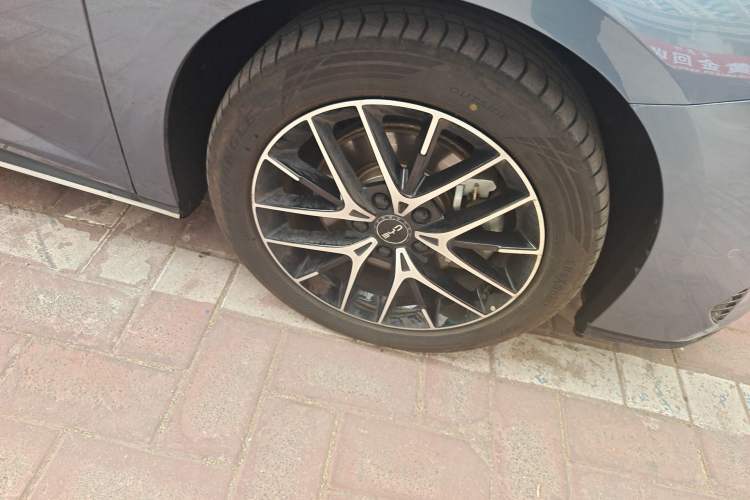 Used BYD Seal 2023 DM-i 1.5T 121km Flagship Model Right Front Wheel Hub
