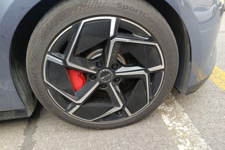 Used BYD Seal 2023 Champion Edition 700km Performance Version Right Front Wheel Hub