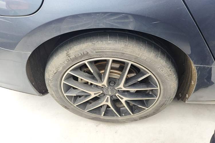 Used BYD Seal 2023 DM-i 1.5L 121km Prestige Model Right Rear Wheel Hub