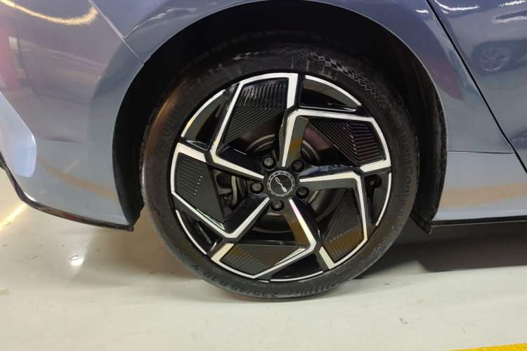 Used BYD Seal 2023 Champion Edition 700km Performance Version Right Rear Wheel Hub