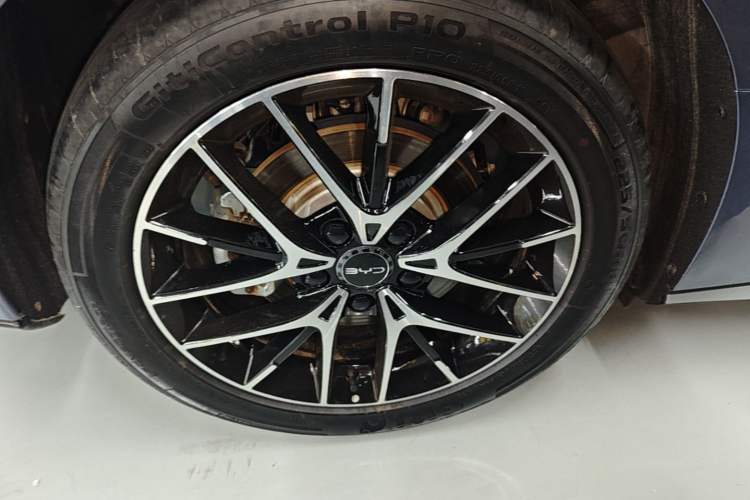 Used BYD Seal 2023 DM-i 1.5T 121km Flagship Model Right Rear Wheel Hub