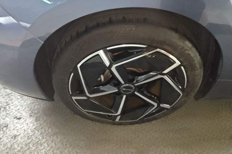 Used BYD Seal 2023 Champion Edition 700km Performance Version Right Rear Wheel Hub