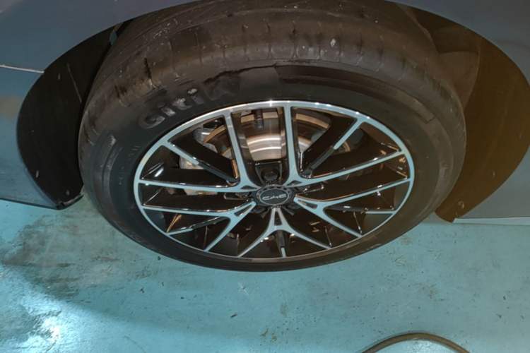 Used BYD Seal 2023 DM-i 1.5T 121km Flagship Model Right Rear Wheel Hub