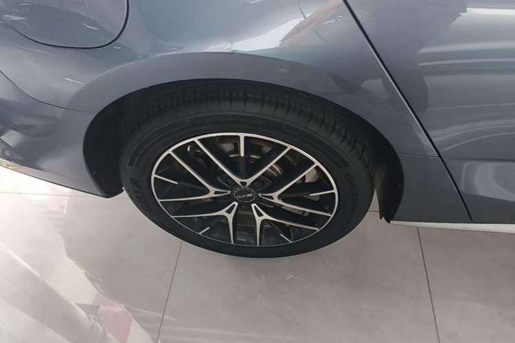 Used BYD Seal 2023 DM-i 1.5T 121km Flagship Model Right Rear Wheel Hub
