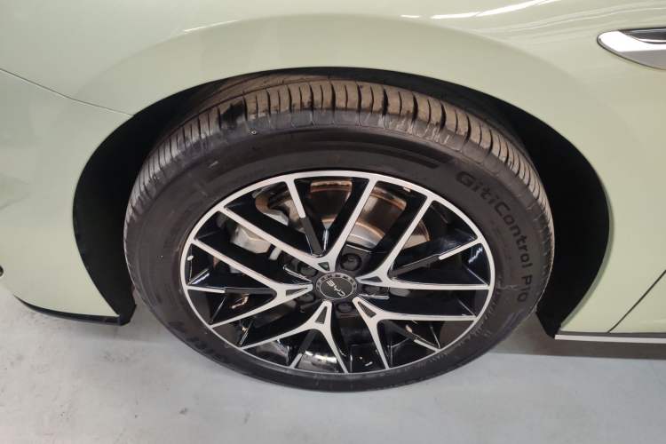 Used BYD Seal 2023 DM-i 1.5T 121km Prestige Model Exterior 4