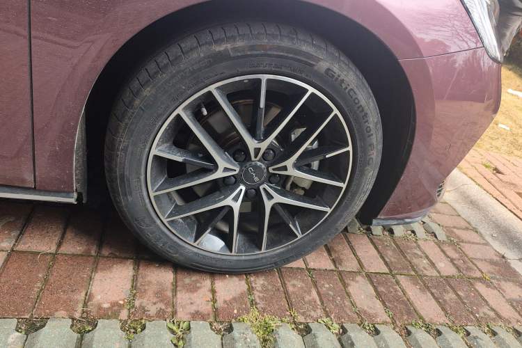 Used BYD Seal 2023 DM-i 1.5T 121km Flagship Model Right Front Wheel Hub