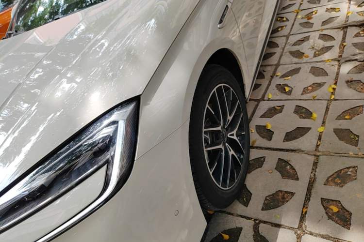 Used BYD Seal 2023 DM-i 1.5T 121km Flagship Model Left Front Wheel Hub