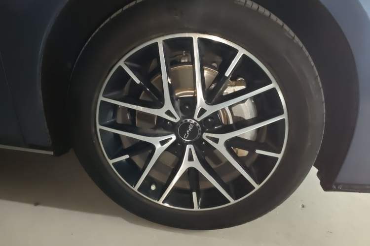 Used BYD Seal 2023 DM-i 1.5T 121km Flagship Model Right Front Wheel Hub