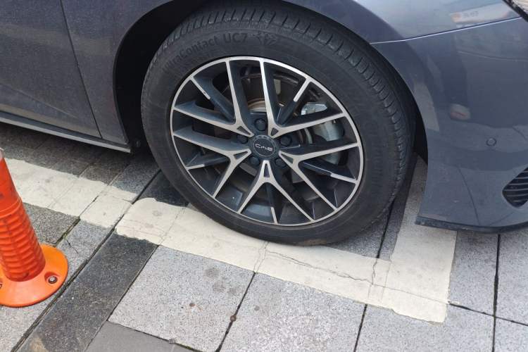 Used BYD Seal 2023 DM-i 1.5T 121km Flagship Model Right Front Wheel Hub