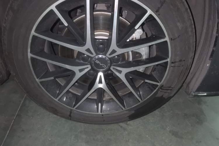Used BYD Seal 2023 DM-i 1.5L 121km Luxury Model Right Front Wheel Hub