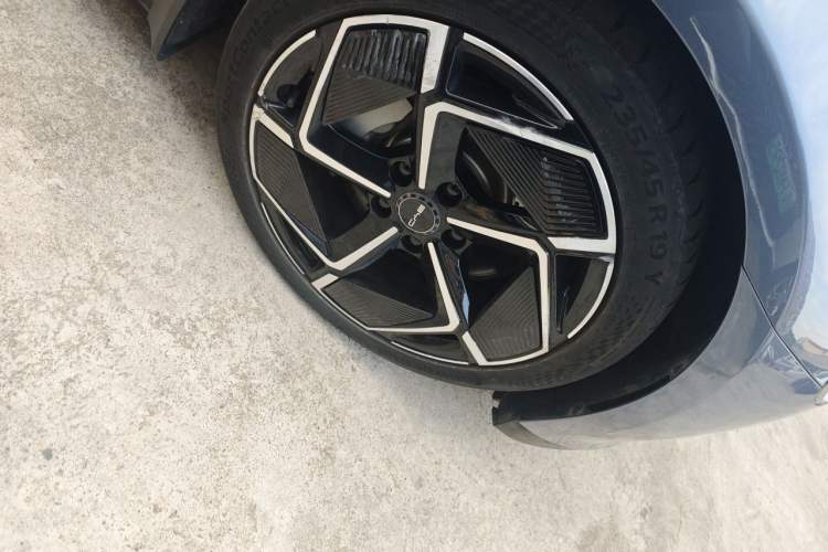 Used BYD Seal 2023 Champion Edition 700km Performance Version Right Front Wheel Hub