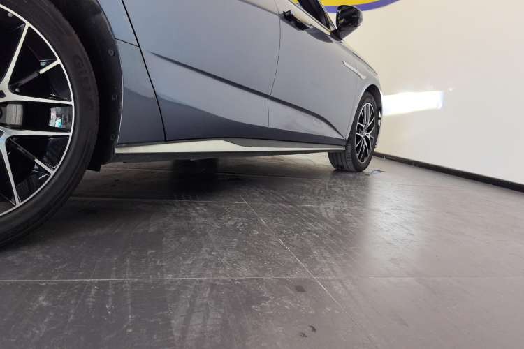 Used BYD Seal 2023 DM-i 1.5T 121km Prestige Model Right Side Sill