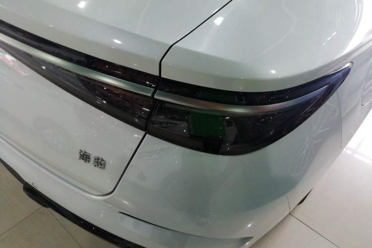 Used BYD Seal 2023 DM-i 1.5L 121km Prestige Model Exterior 2