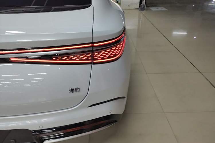 Used BYD Seal 2023 DM-i 1.5L 121km Prestige Model Exterior 3