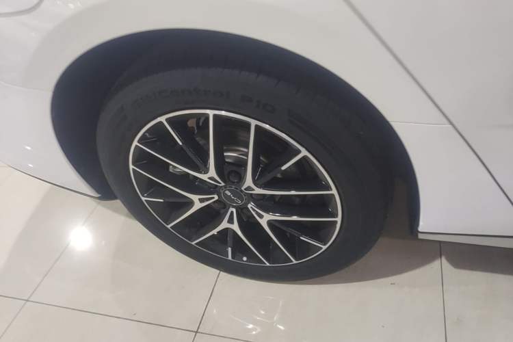 Used BYD Seal 2023 DM-i 1.5L 121km Prestige Model Exterior 5