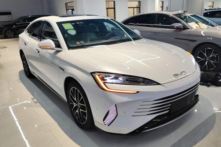 Used BYD Seal 2023 DM-i 1.5T 121km Flagship Model Front Right 45 Deg