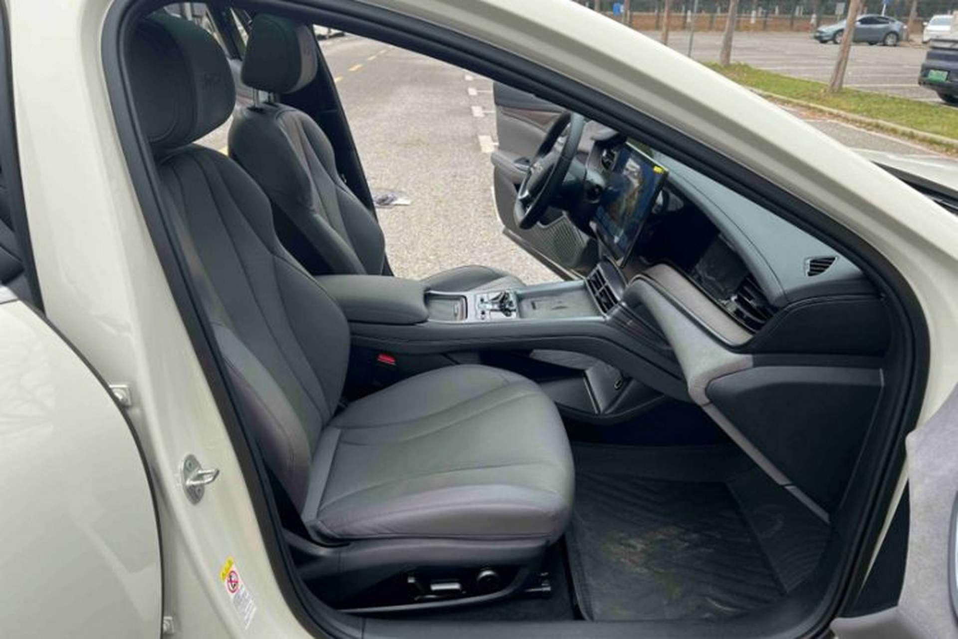 Used BYD Seal 2023 DM-i 1.5L 121km Prestige Model Interior 11