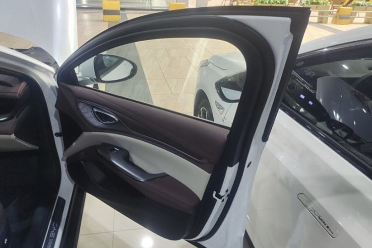 Used BYD Seal 2023 DM-i 1.5L 121km Prestige Model Interior 11