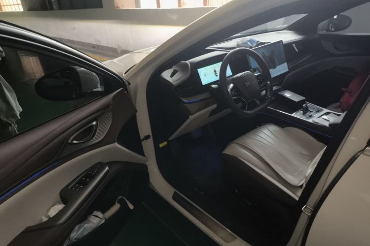 Used BYD Seal 2023 DM-i 1.5T 121km Flagship Model Interior 3
