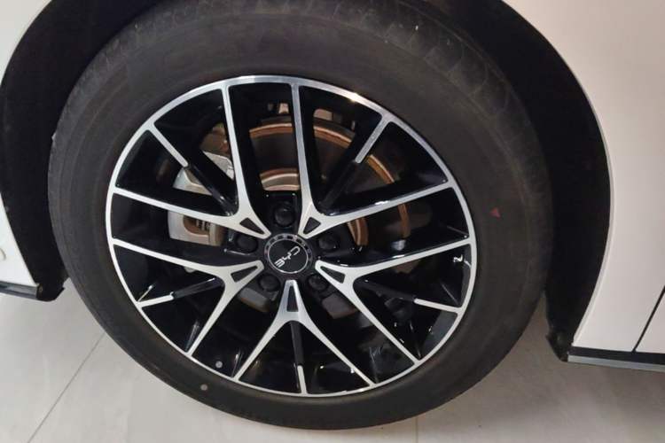 Used BYD Seal 2023 DM-i 1.5T 121km Flagship Model Left Front Wheel Hub