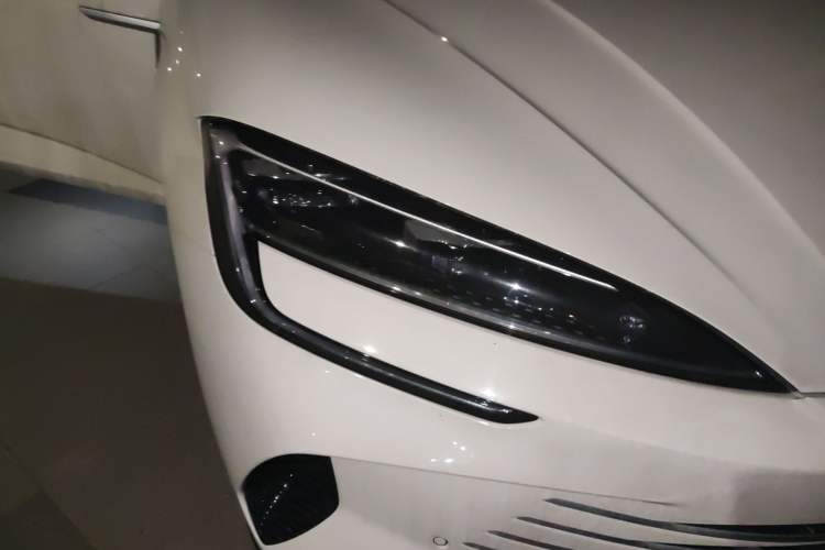 Used BYD Seal 2023 DM-i 1.5L 121km Prestige Model Right Front Headlight