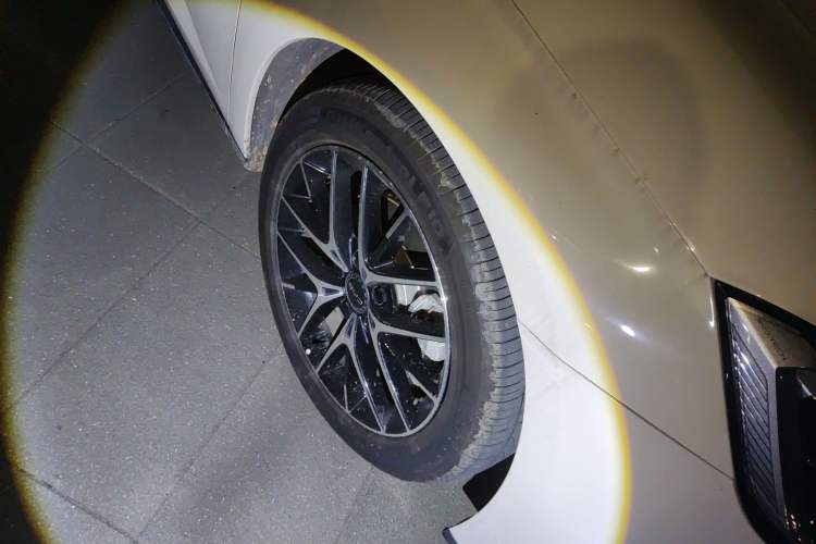Used BYD Seal 2023 DM-i 1.5L 121km Prestige Model Right Front Wheel Hub