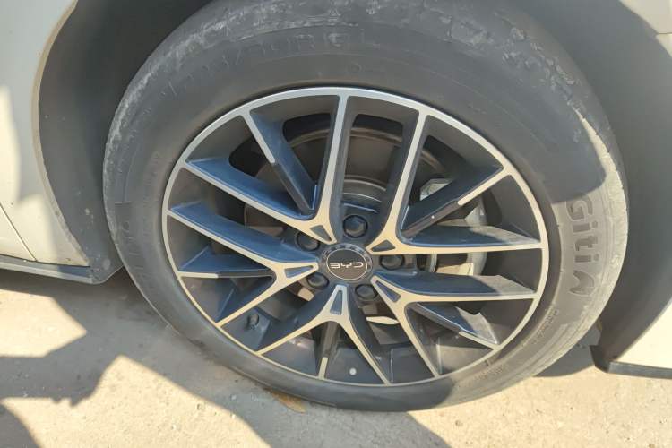Used BYD Seal 2023 DM-i 1.5T 121km Prestige Model Right Front Wheel Hub