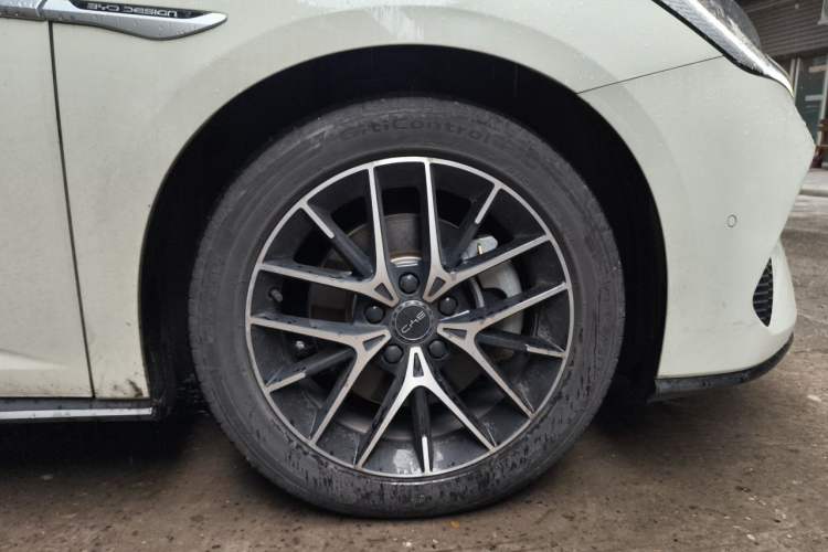 Used BYD Seal 2023 DM-i 1.5T 121km Flagship Model Right Front Wheel Hub