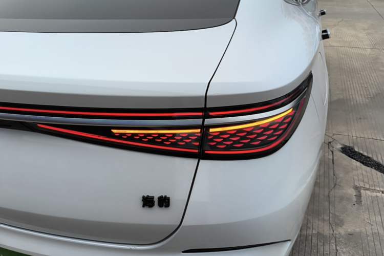 Used BYD Seal 2023 DM-i 1.5L 121km Luxury Model Right Rear Taillight