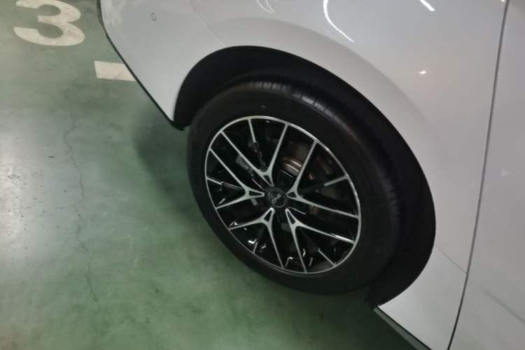 Used BYD Seal 2023 DM-i 1.5T 121km Flagship Model Right Rear Wheel Hub