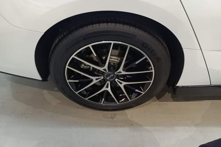 Used BYD Seal 2023 DM-i 1.5L 121km Prestige Model Right Rear Wheel Hub