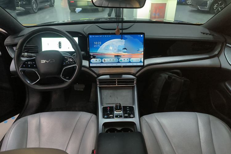 Used BYD Seal 2024 HONOR Edition DM-i 1.5L 121km Luxury Model Center Console