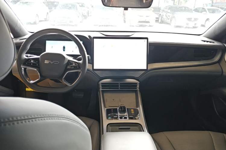 Used BYD Seal 2024 HONOR Edition DM-i 1.5L 121km Luxury Model Center Console